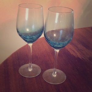 Set of 2 never been used wine glasses